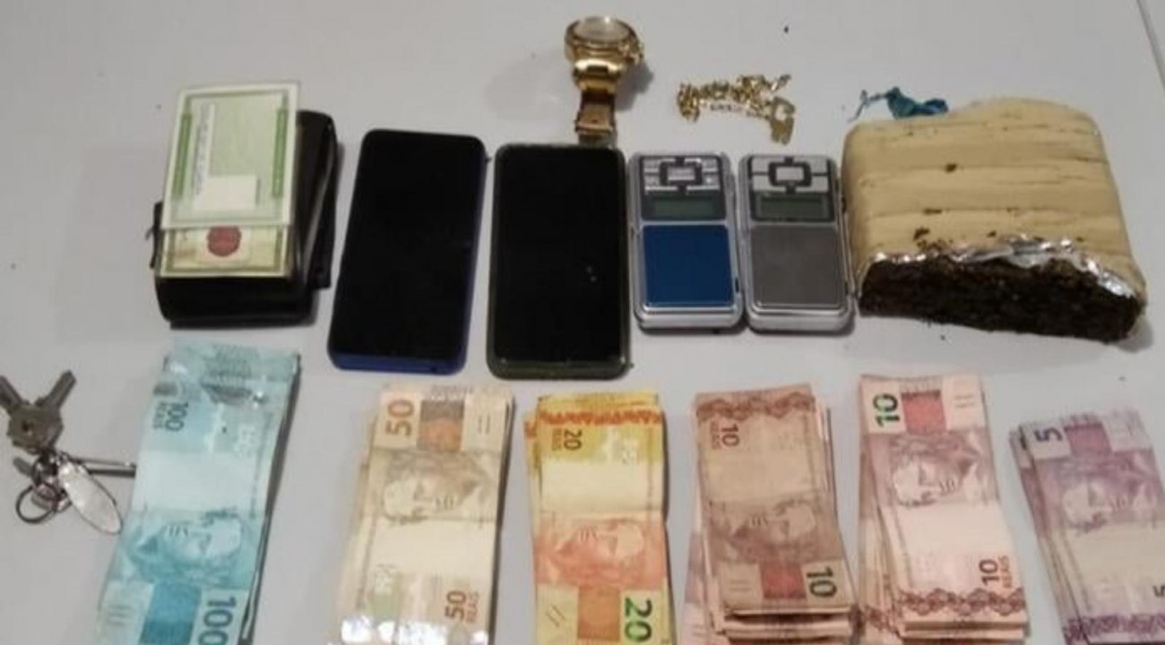 Em Itaituba, dupla é flagrada com drogas, dinheiro e joias.