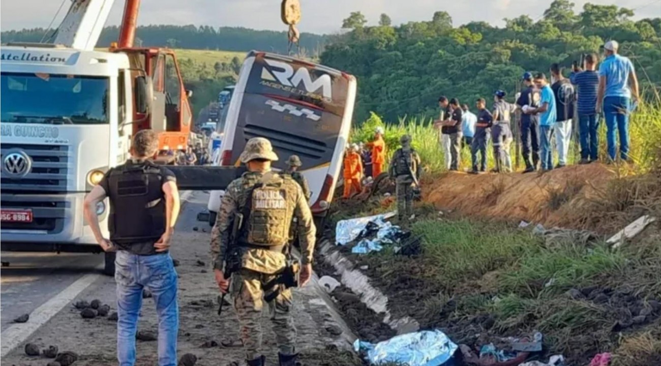 Acidente com ônibus turístico deixa pelo menos dez mortos na Bahia