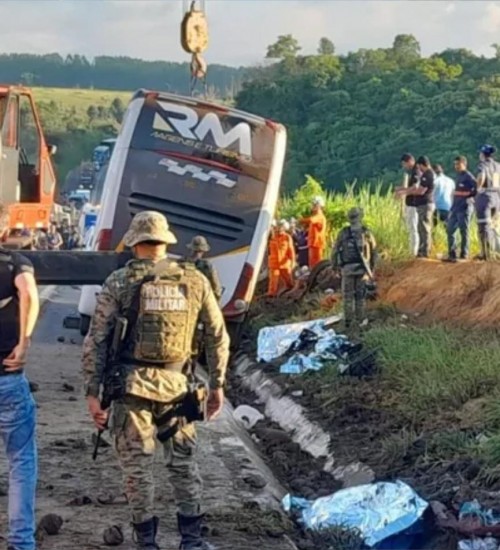 Acidente com ônibus turístico deixa pelo menos dez mortos na Bahia